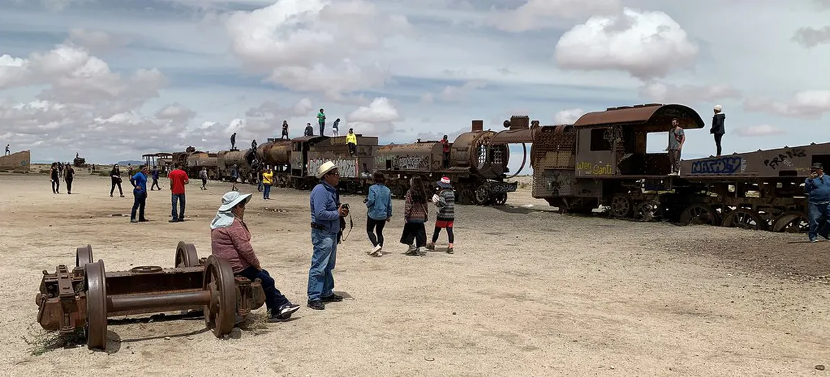 Discover Local Boutiques on Coimbra's Shopping Streets