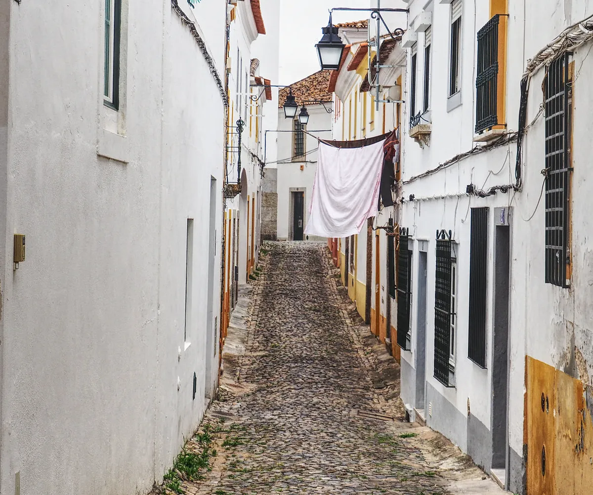 Évora Walking Safety Tips: Explore the Historic City Safely