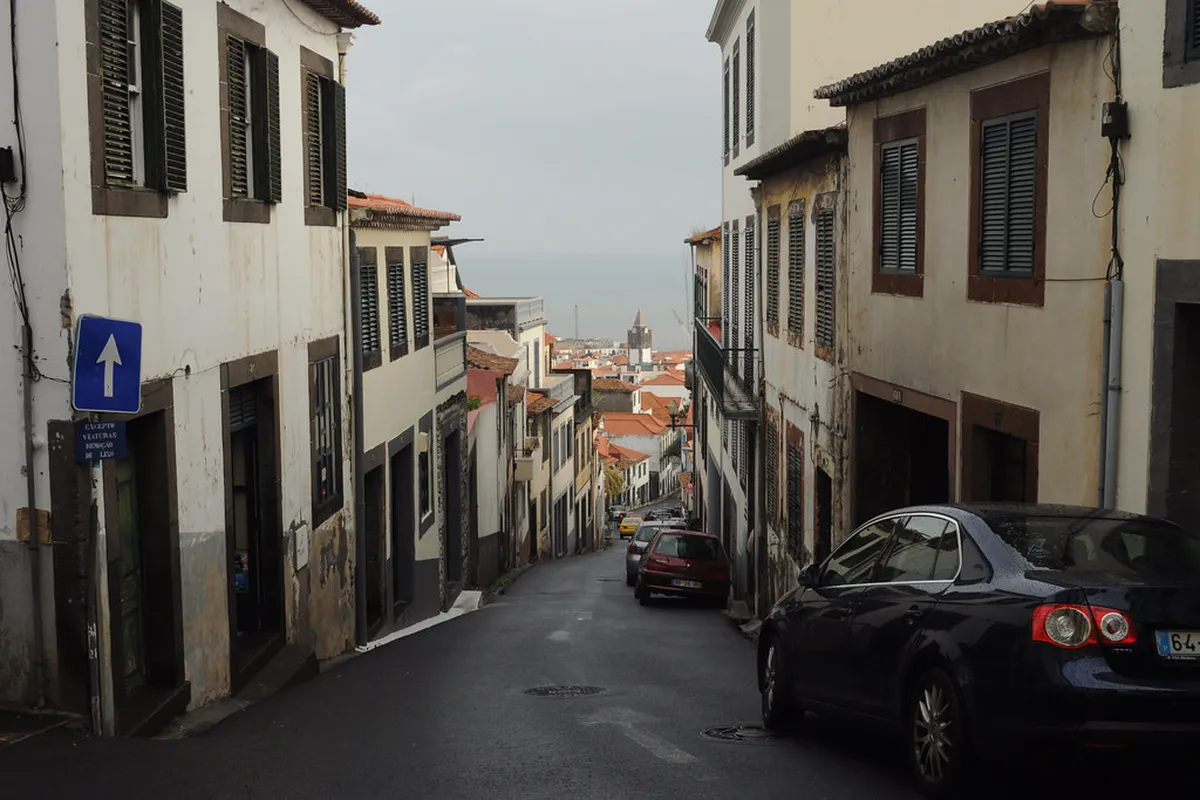 Discovering the Best Streets Near Funchal Cathedral