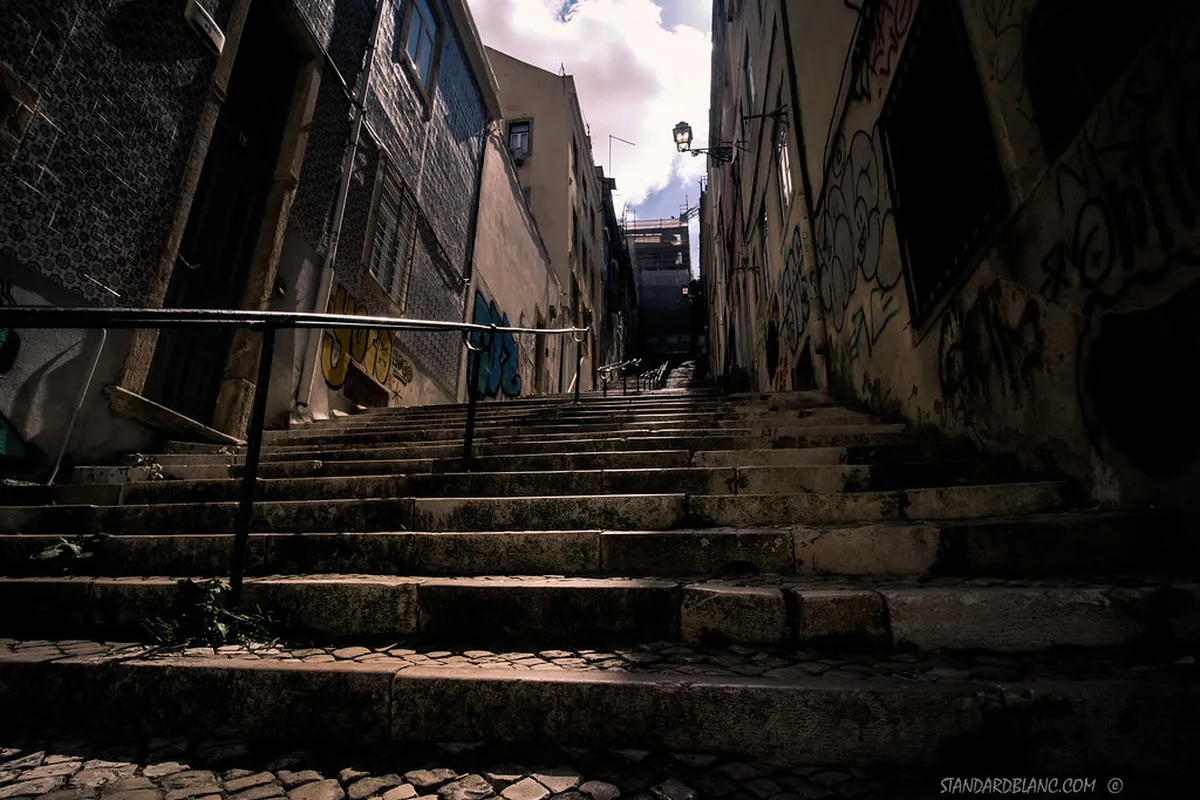 Is Mouraria Safe for Tourists to Explore in Lisbon?