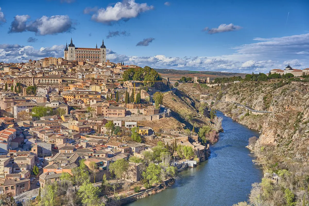 Discover Lisbon's Streets with Amazing Tagus River Views